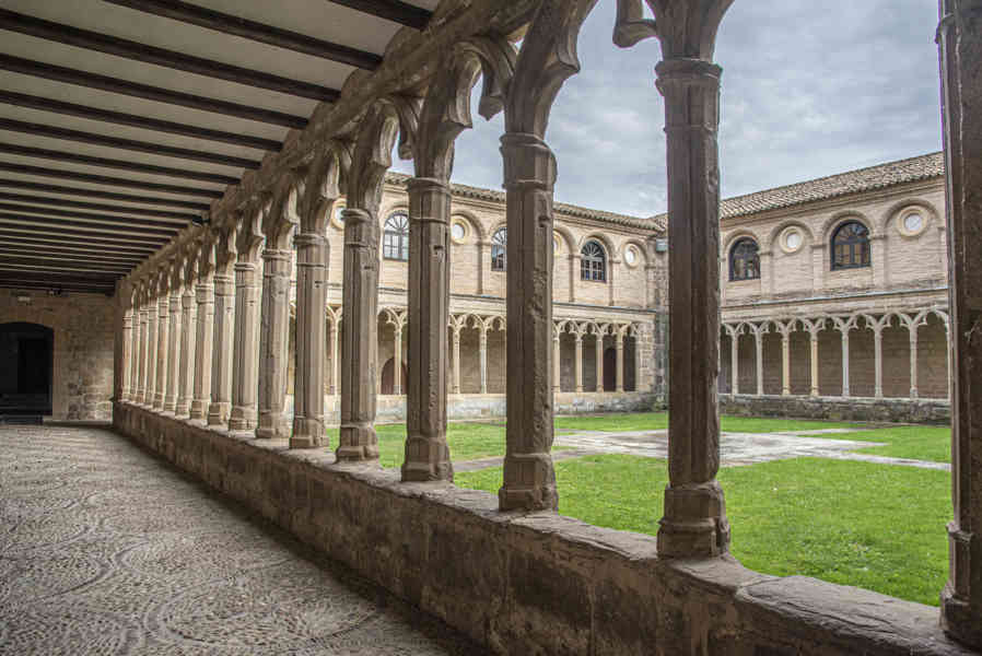 Comunidad Foral de Navarra 143 - Sangüesa - convento del Carmen - claustro.jpg